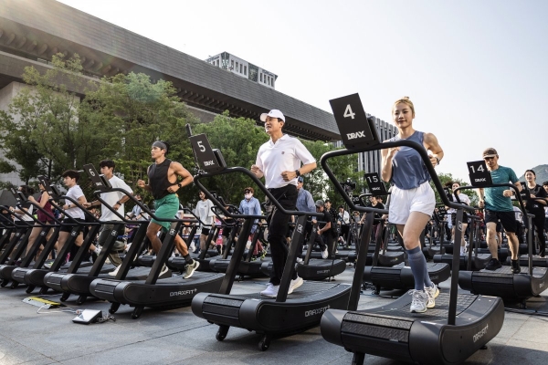 오세훈 서울시장 및 나모띠, 심으뜸 등 셀럽들도 함께 '무동력 트레드밀 걷기 챌린지'에 참여하고 있다 (사진: 서울시 제공).