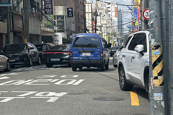 주차된 차량들로 인해 복잡해진 거주지 앞. 만일에 대비해 차량들이 엉킬 때마다 주차타워 관계자가 대기하고 있다(사진: 취재기자 최진홍).