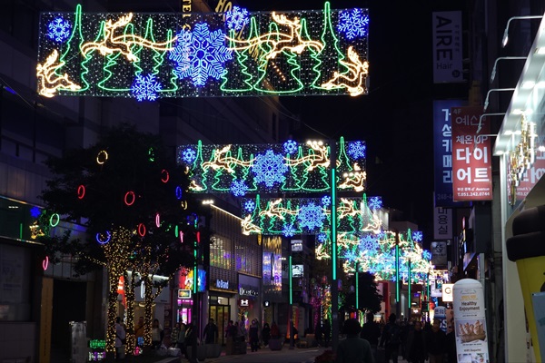 광복로에서 내년 2월 2일까지 ‘2024 광복로 겨울빛 트리축제’를 개최한다(사진: 취재기자 이영아).